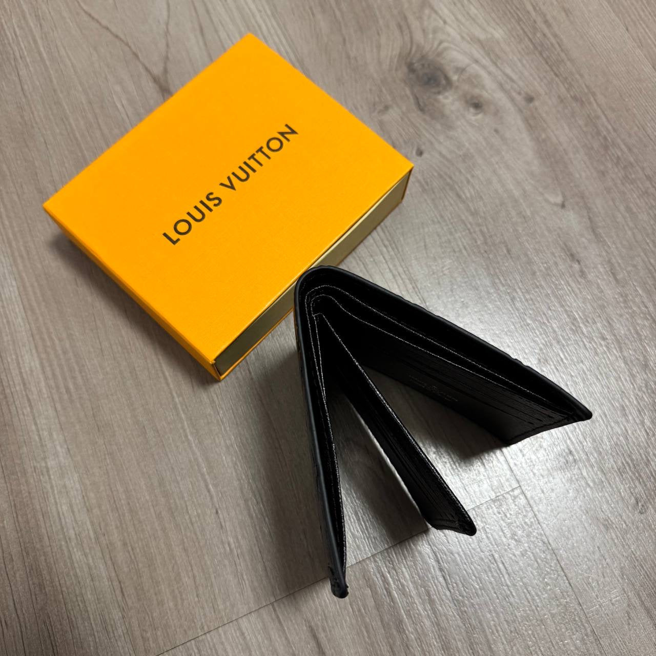 BILLETERA LV RELIEVE REJAS